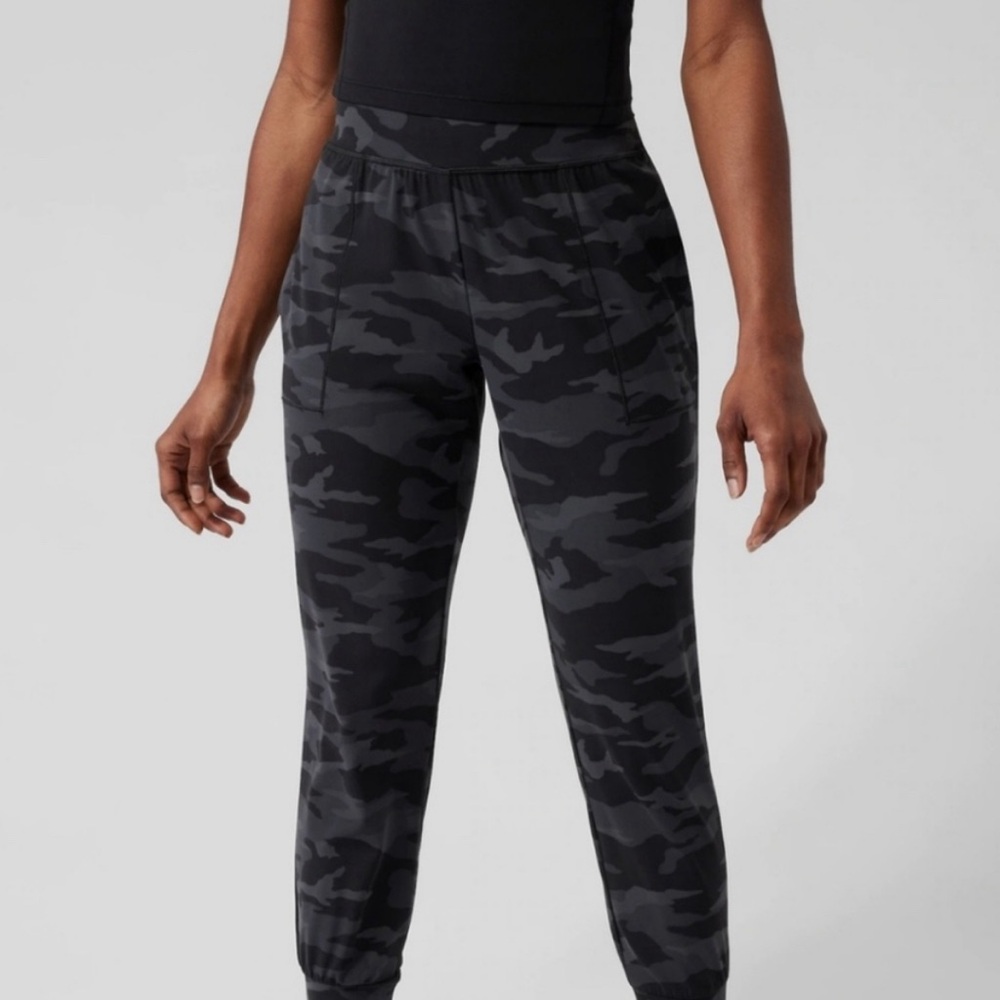 Athleta Gray Black Buttery Soft Salutation Jogger Camo XS